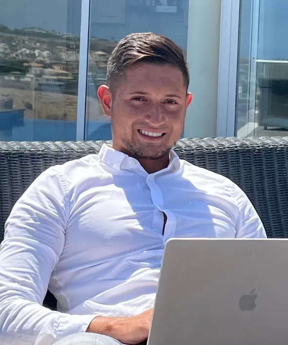 Camilo Escudero trabajando con su portátil en Tenerife